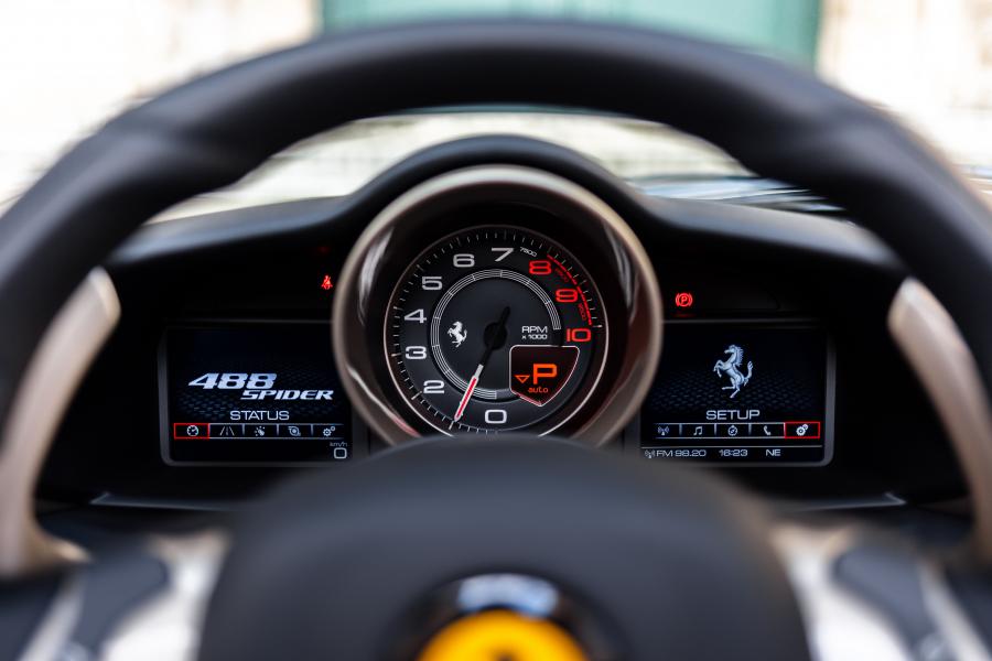 Панель приборов Ferrari 488 Spider Sleek Beauty (233572) 2018 года  (фото 8 из 22)